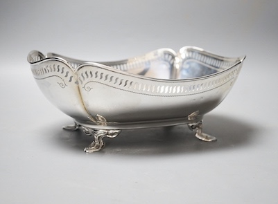 A George V silver fruit bowl, with pierced border, Atkin Brothers, Sheffield, 1922, 23.8cm, 15oz.